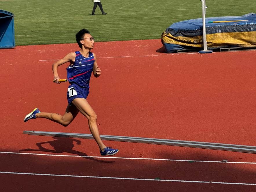 女人在沙滩上玩球 AI 生成的内容可能不正确。