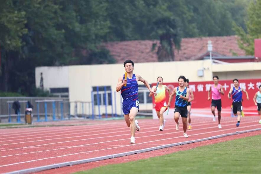 图片包含 户外, 运动, 草, 播放 AI 生成的内容可能不正确。